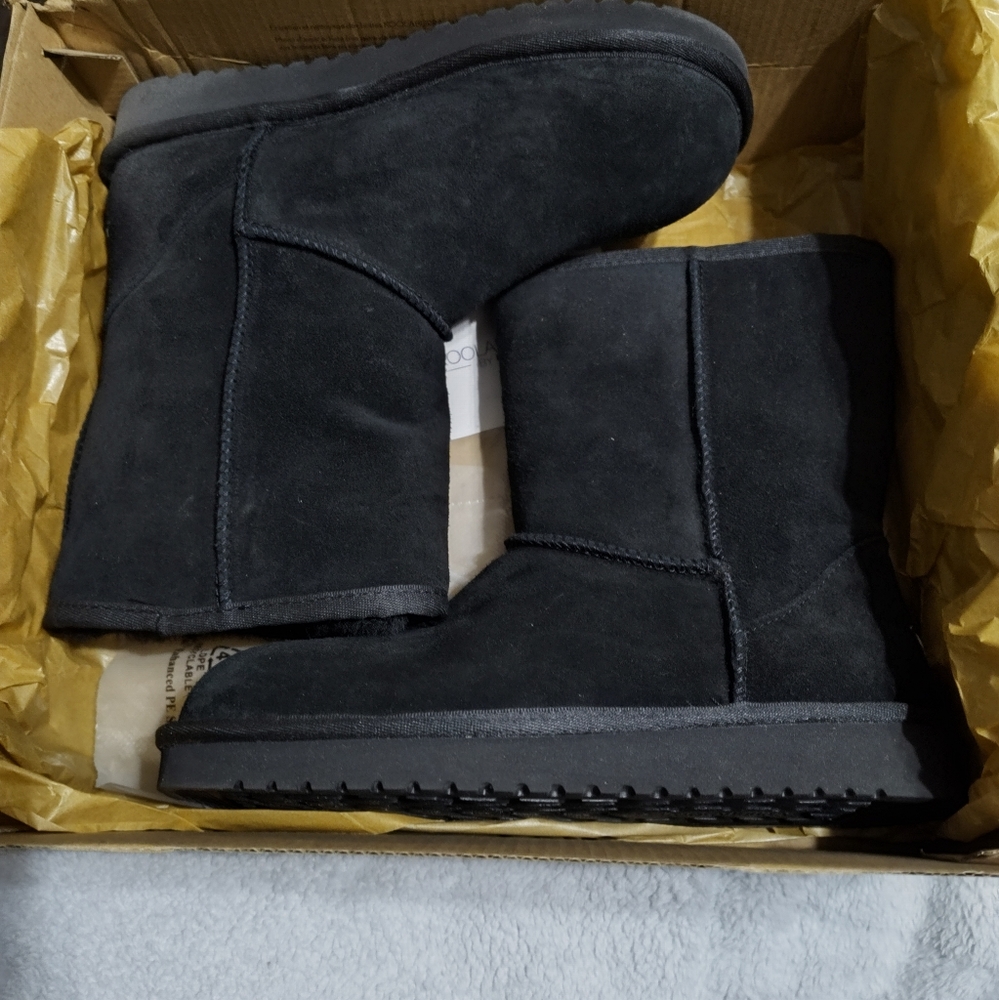 Kookaburra black boots(new in box)